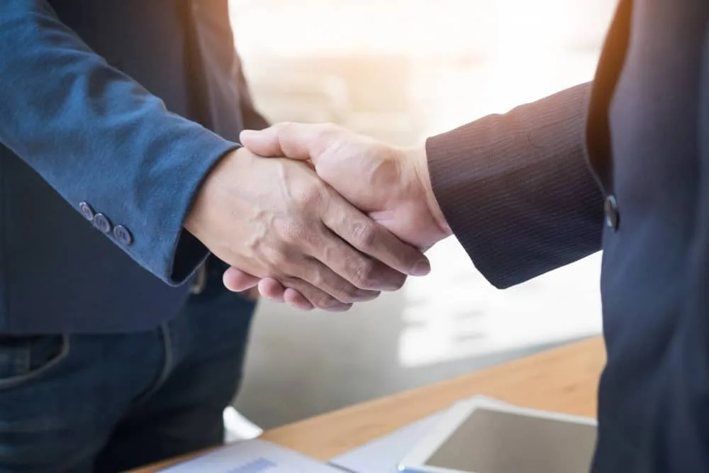 Two man shaking their hands