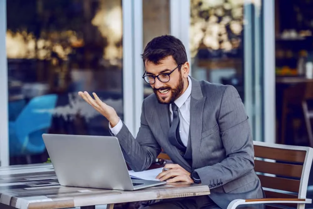 HR Manager Reducing Workload with the help of Job Distribution Automation