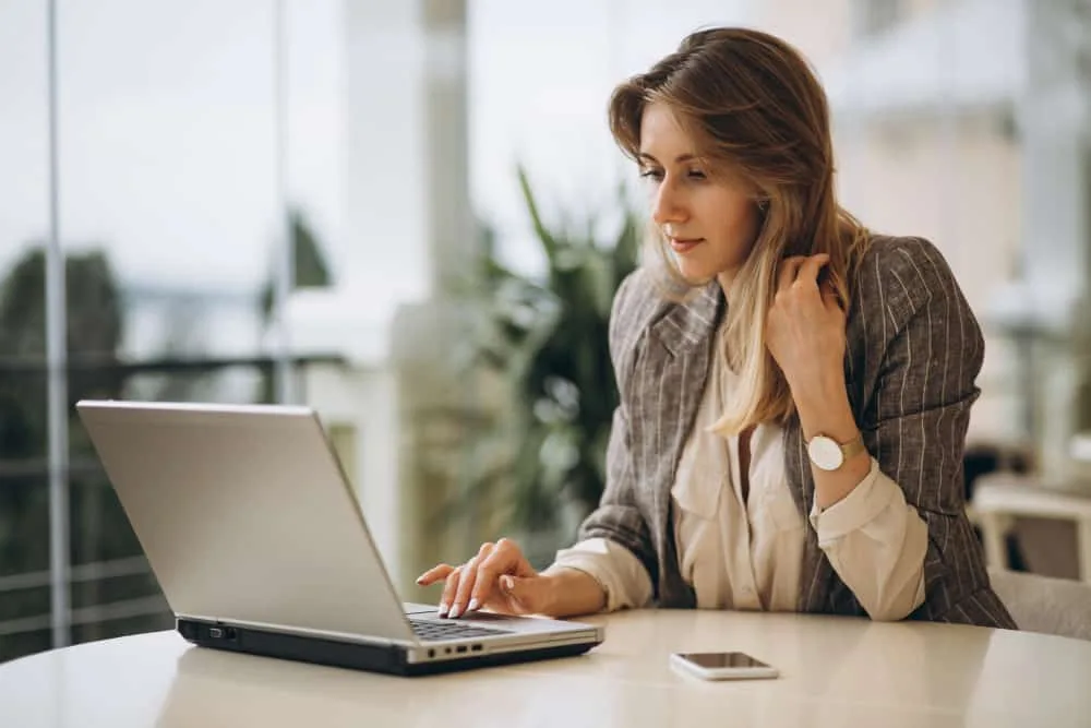HR Manager using Personalized Email Campaigns to find the Right Candidates