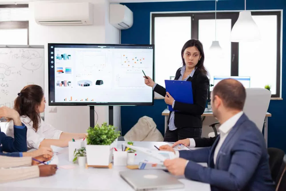 Recruiter Effectively Managing Performance and Setting Realistic Goals