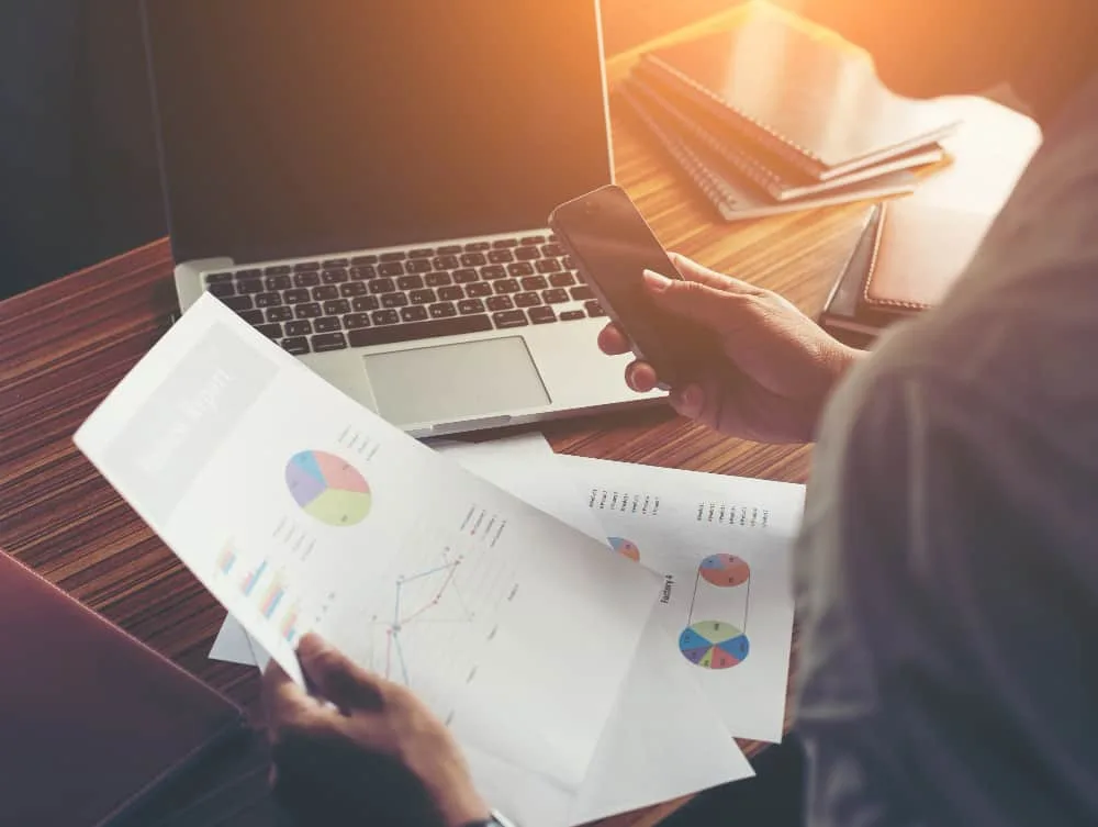Recruiter using Technology to Create effective Interview Feedback Template