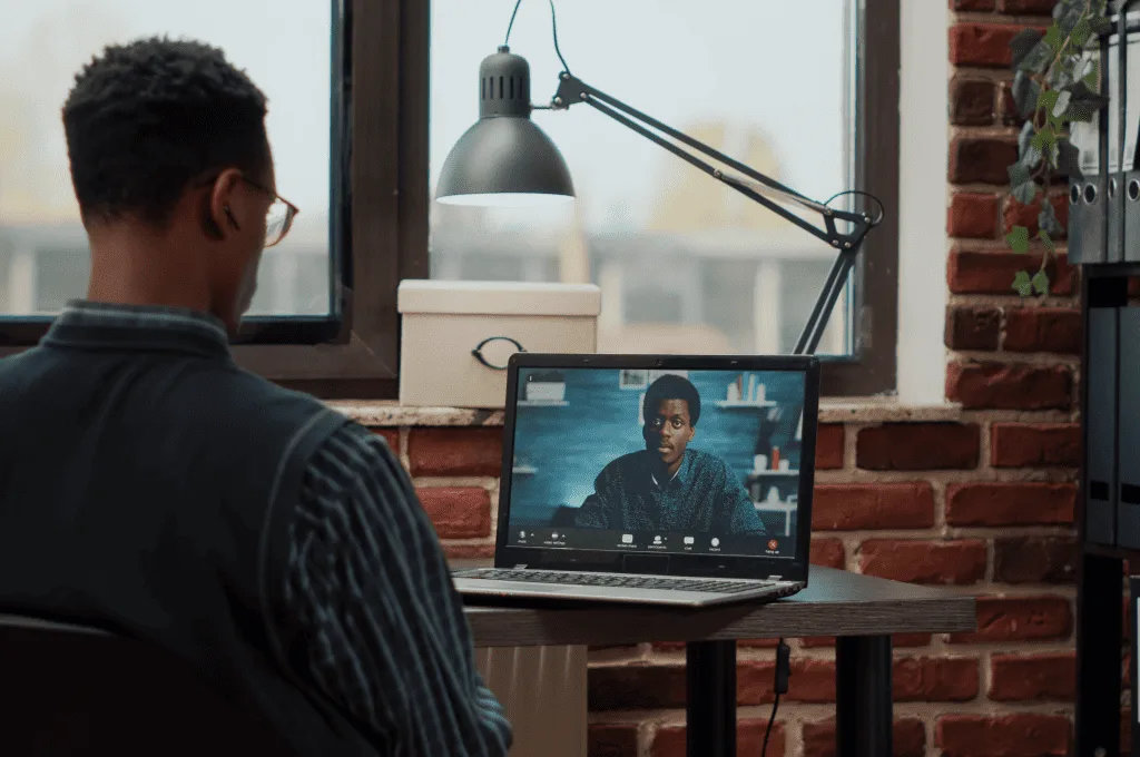 Employer talking with the new hiree on an online call 