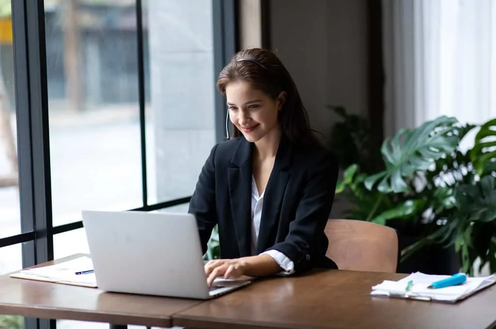Recruiter defining Candidate Requirements and Job Descriptions for Effective Candidate Screening System