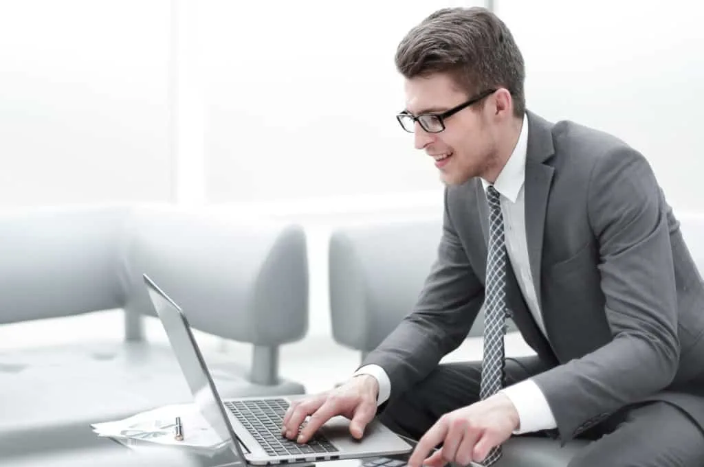 HR manager calculating and effectively reducing new hire turnover rate to save company funds.