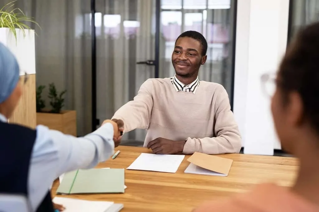 HR Manager effectively aligning KPIs with job requirements to improve Quality of hire