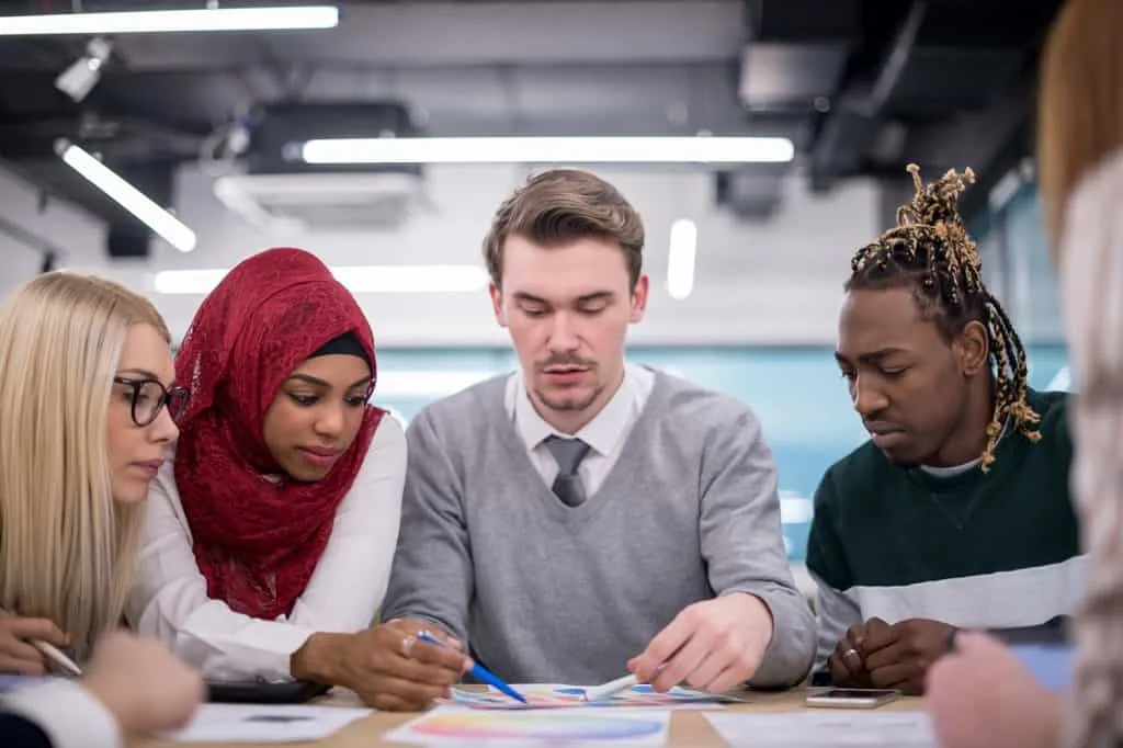 HR manager finding ways to effectively deal with team culture challenges