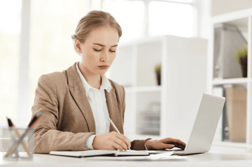 HR Recruiter automating interview scheduling and communication