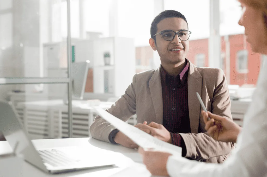 Recruiter using tech hiring metrics to optimize the recruitment process