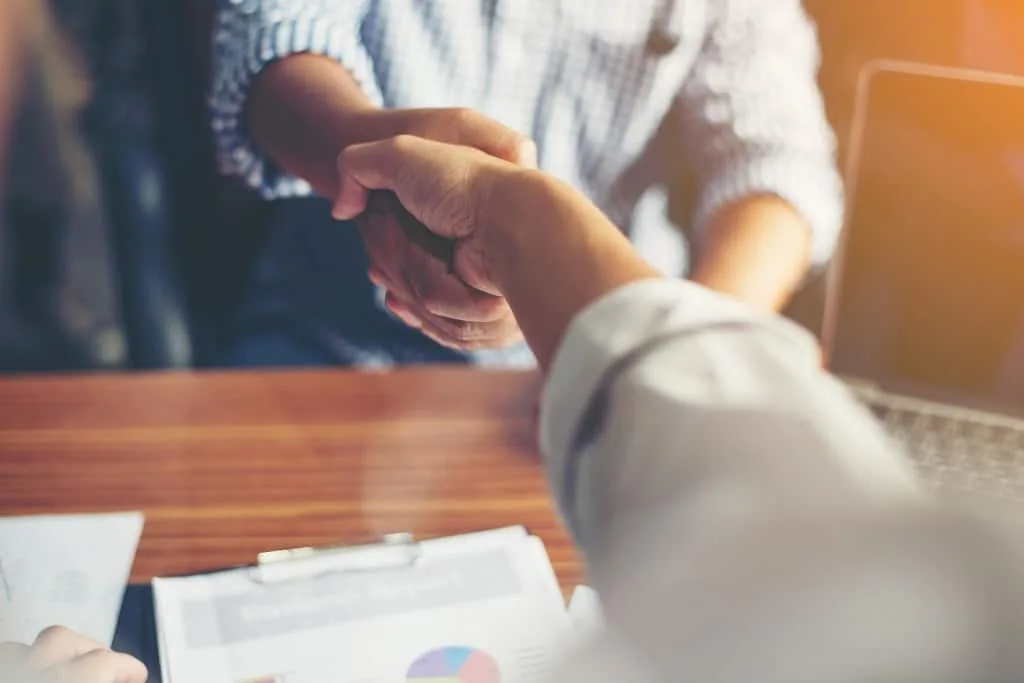 Recrutier choosing candidates with the help of effective resume parsing software