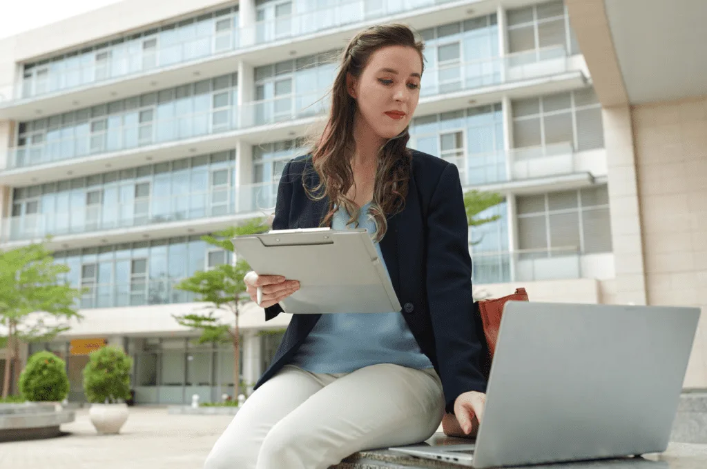 Recruiter connecting to candidates through social media