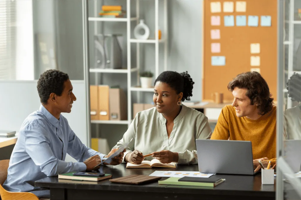 Recruiter explaining Components of Personalized Candidate Experiences