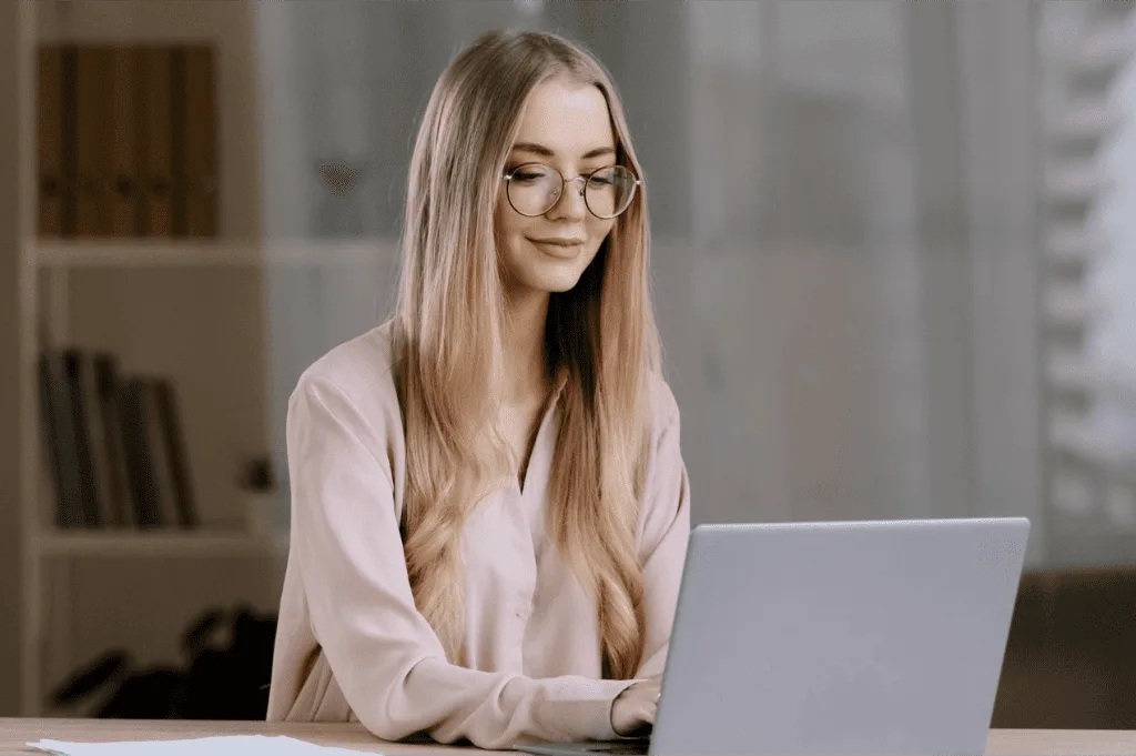 Recruiter Leveraging Technology for Efficient Freelancer Engagement