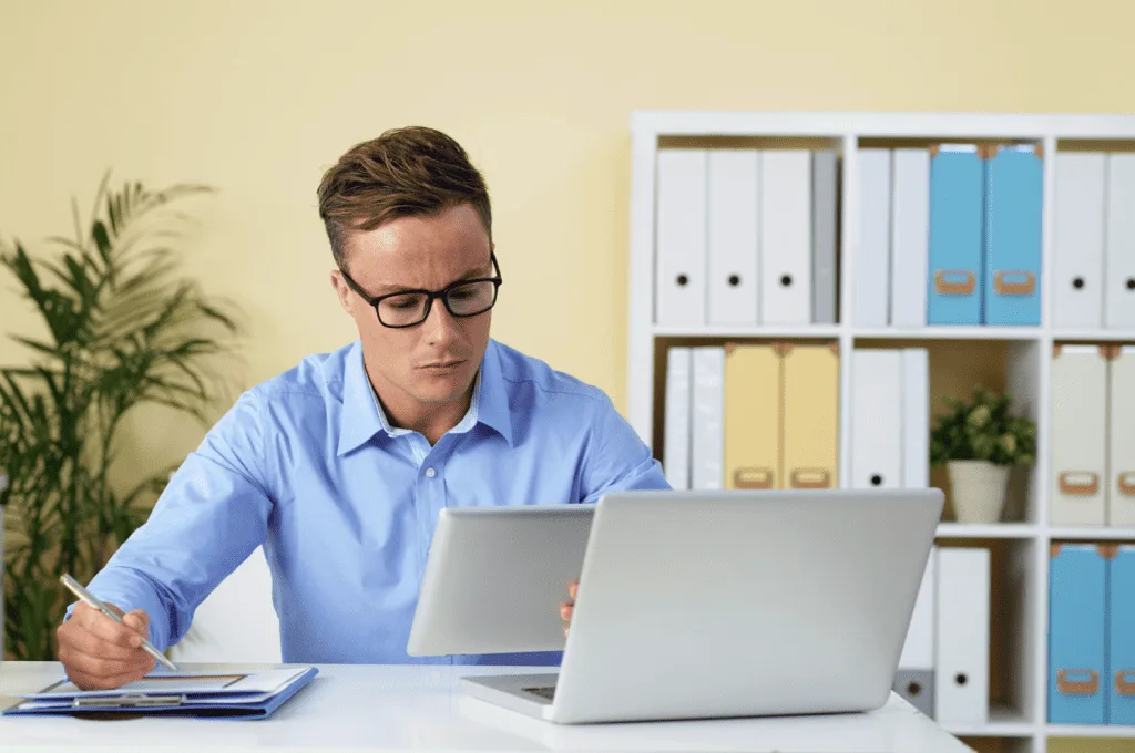Recruiter using Tech Tools for Enhanced Candidate Engagement