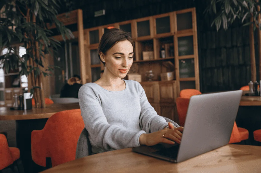 HR Manager seeing the Advantages of transitioning from standard to modern recruitment