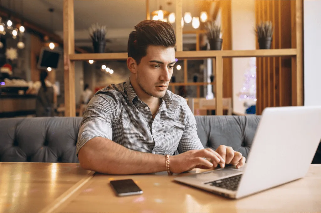 Recruiter learning more about HR from news website
