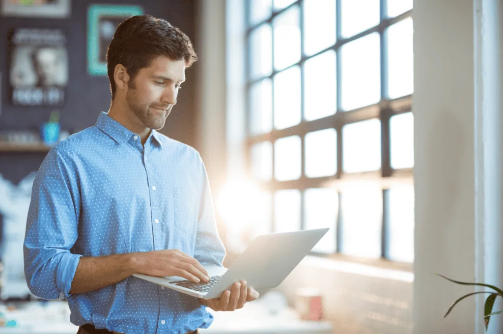 Recruiter using data analytics to understand audience behavior