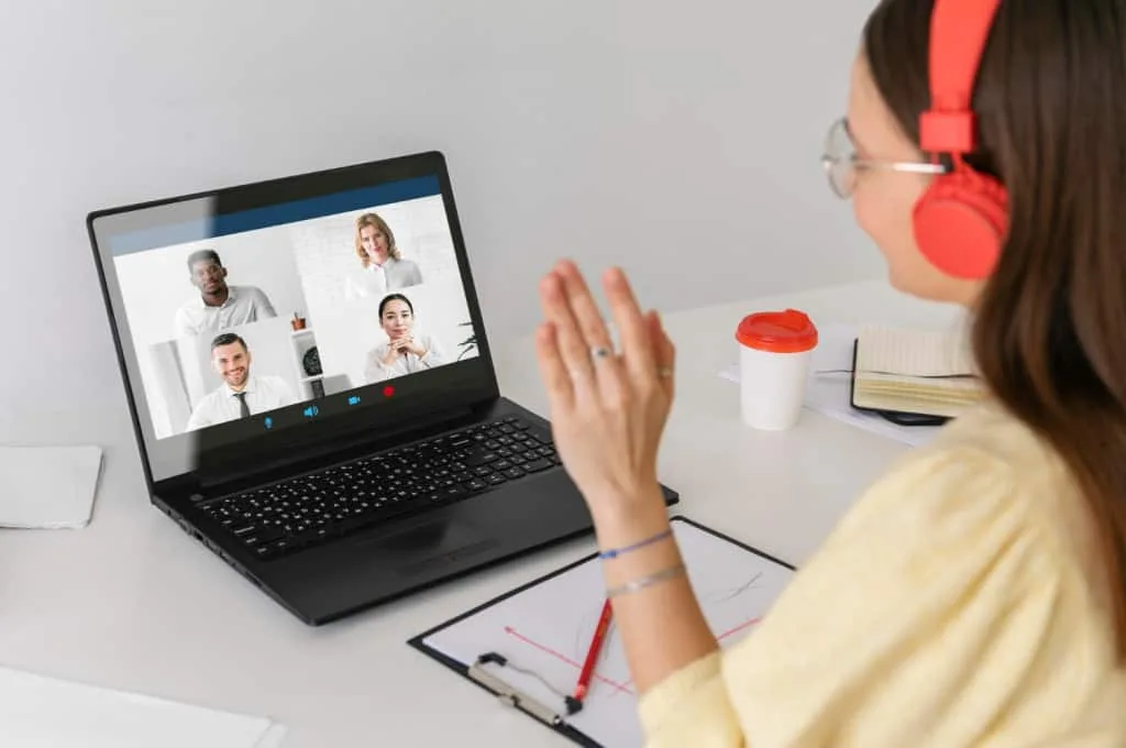 Recruiter Using Technology in Remote Hiring For Candidate Engagement